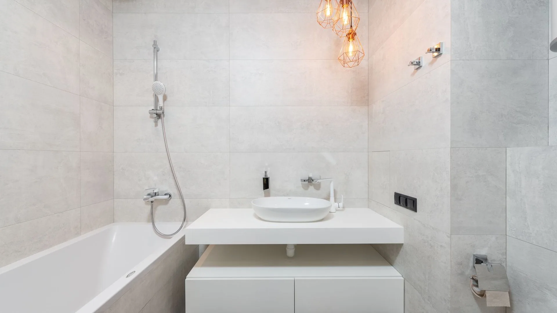 Helles, aufgeräumtes Badezimmer mit Badewanne und Waschbecken