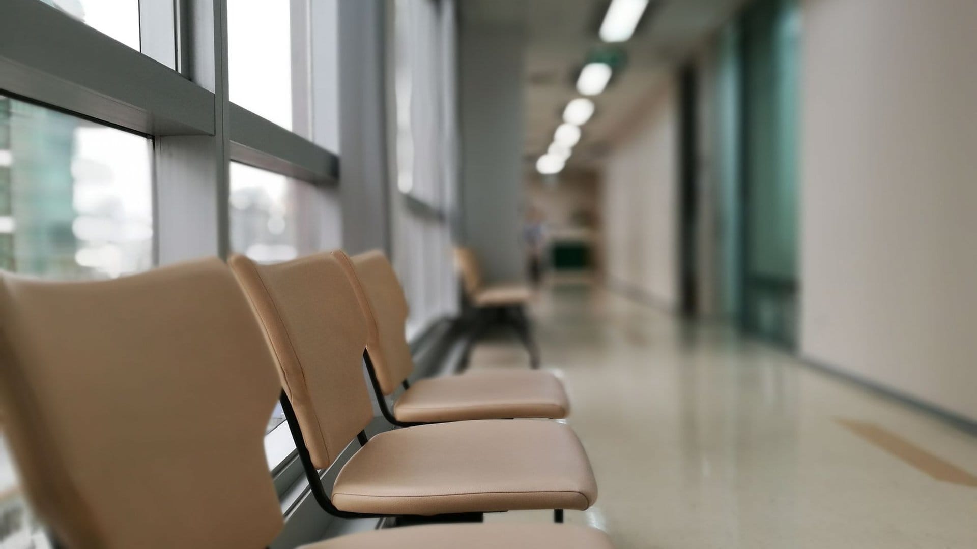 Leerer Wartebereich in einer Klinik vor einem Untersuchungstermin