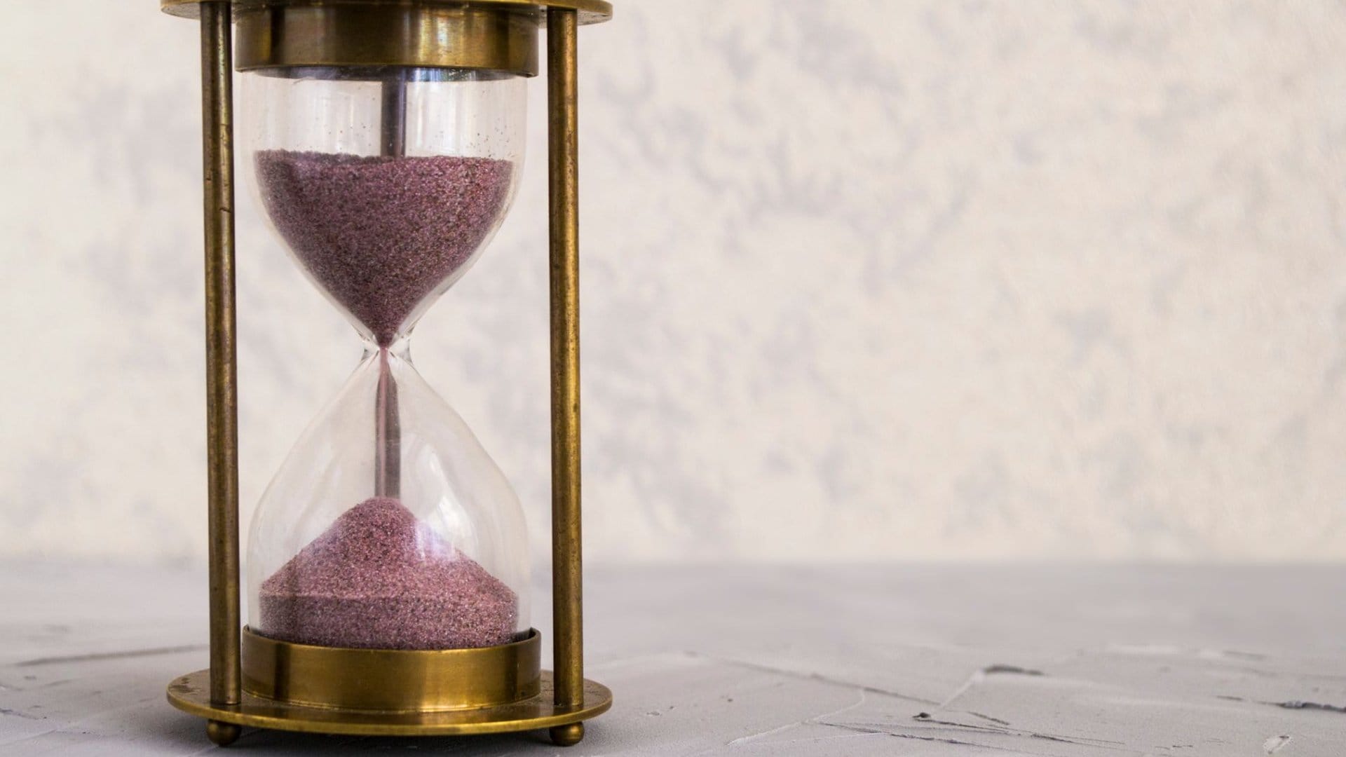 Sanduhr mit rieselndem Sand als Sinnbild für die Verweildauer eines Klysmas im Darm